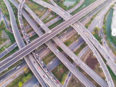 Hava manzaralı şehir taşımacılığı trafik kavşağı yolu ile araba taşımacılığı endüstrisi