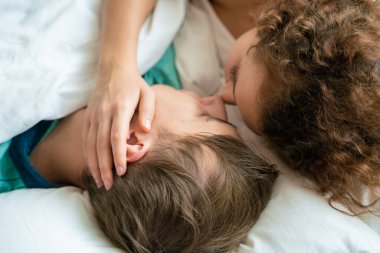 Antik aşk çifti beyaz yatakta uzanan erkek kadın uyan balayı aşkı kavramı