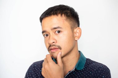 Zeki iş adamı Asyalı iş planı beyaz arka plandaki yakışıklı adamla yüzleşir