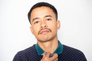 Zeki iş adamı Asyalı iş planı beyaz arka plandaki yakışıklı adamla yüzleşir