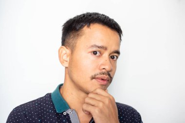 Zeki iş adamı Asyalı iş planı beyaz arka plandaki yakışıklı adamla yüzleşir