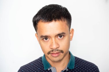 Zeki iş adamı Asyalı iş planı beyaz arka plandaki yakışıklı adamla yüzleşir