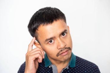 Zeki iş adamı Asyalı iş planı beyaz arka plandaki yakışıklı adamla yüzleşir