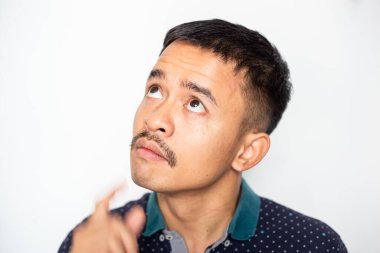 Zeki iş adamı Asyalı iş planı beyaz arka plandaki yakışıklı adamla yüzleşir