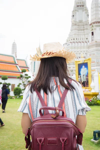 Piękna Azjatycka Tajska Kobieta Podróżuje Buddyjskiej Świątyni Tajskiej Bangkoku Tajlandia — Zdjęcie stockowe