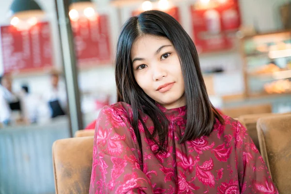 ビジネスアジアの女性でカジュアル使用スマートフォンコーヒーショップに座って笑顔女性 — ストック写真