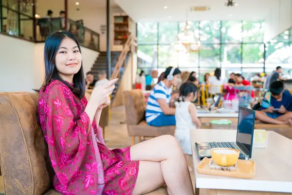 Бізнес Азіатська Жінка Повсякденному Використанні Смартфон Сидить Кав Ярні Усміхненої — стокове фото