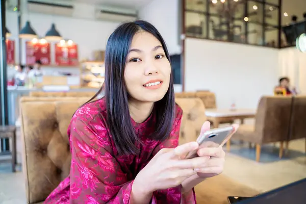 Business Asian Woman Casual Use Smartphone Sitting Coffee Shop Smiling — Stock Photo, Image