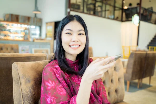 Business Asian Woman Casual Use Smartphone Sitting Coffee Shop Smiling — Stock Photo, Image