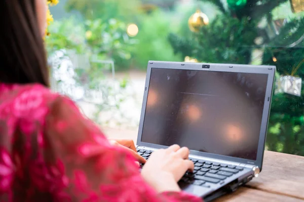 Kafede Oturan Kadını Kahve Içiyor Dizüstü Bilgisayarla Online Konferans Yapıyor — Stok fotoğraf