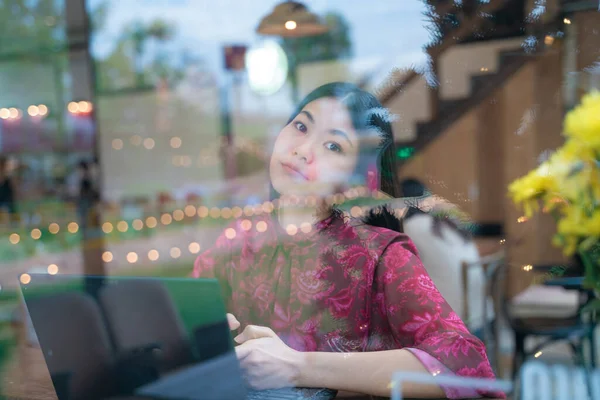 Business Woman Sitting Cafe Ποτό Καφέ Χρήση Φορητού Υπολογιστή Απευθείας — Φωτογραφία Αρχείου