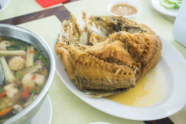 Pescado Con Mariscos Picante Asiático Curry Servir Mesa Restaurante — Foto de Stock