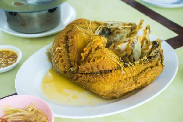 Ψάρια Θαλασσινά Πικάντικο Ασιατικό Κάρυ Εξυπηρετούν Στο Τραπέζι Στο Εστιατόριο — Φωτογραφία Αρχείου