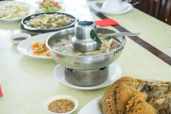 Рыба Морепродуктами Пряный Азиатский Карри Подают Стол Ресторане — стоковое фото