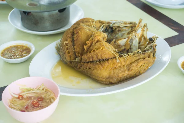 Рыба Морепродуктами Пряный Азиатский Карри Подают Стол Ресторане — стоковое фото