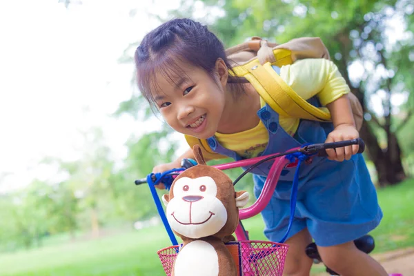 Asiatisk Skola Flicka Njuter Med Cykel Utomhus Park Grönt Träd — Stockfoto