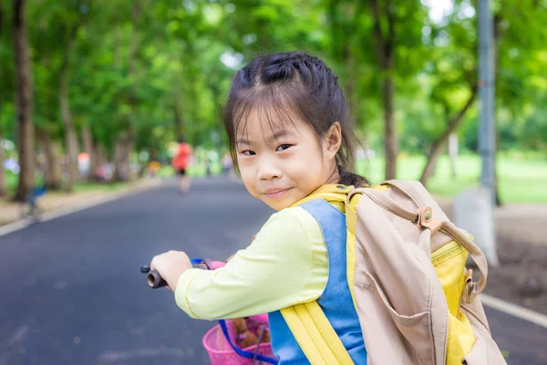 Ázsiai Iskolás Lány Élvezi Kerékpár Szabadtéri Park Zöld Természet Háttér — Stock Fotó