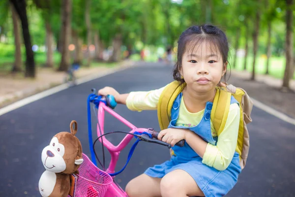 Asyalı Liseli Kız Bisiklet Sürerek Yeşil Ağaç Arka Planında Eğleniyor — Stok fotoğraf