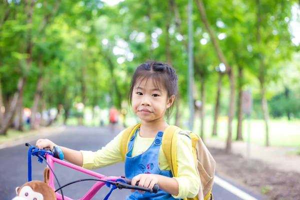 Asyalı Liseli Kız Bisiklet Sürerek Yeşil Ağaç Arka Planında Eğleniyor — Stok fotoğraf