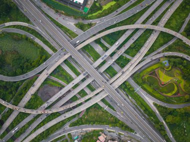 Yeşil Ağaç Ormanı Park Taşımacılık Endüstrisi ile Hava Manzaralı Şehir Taşımacılık Yolu