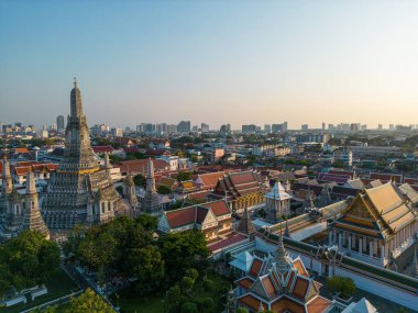 Şafak vakti hava manzaralı tapınak Wat Arun gün batımı ışık turu Bangkok Tayland 'da seyahat