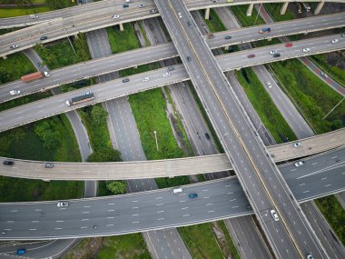 Yeşil Ağaç Ormanı Park Taşımacılık Endüstrisi ile Hava Manzaralı Şehir Taşımacılık Yolu