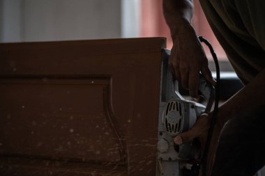 Marangoz yeni modern evde meşe ağacı ahşap kapı tesisatı ile çalışıyor.