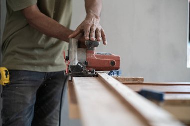 Marangoz yeni modern evde meşe ağacı ahşap kapı tesisatı ile çalışıyor.