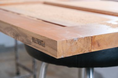 Marangoz, yeni bina iç binasının ahşap kapısı üzerinde çalışıyor.