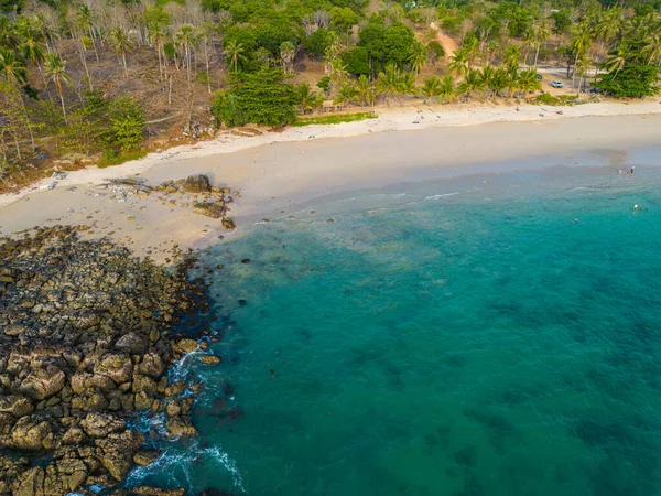 空中ビュー白い砂浜のヤシの木ターコイズブルーの水の夏休みのコンセプト — ストック写真