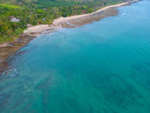 空中ビュー白い砂浜のヤシの木ターコイズブルーの水の夏休みのコンセプト — ストック写真