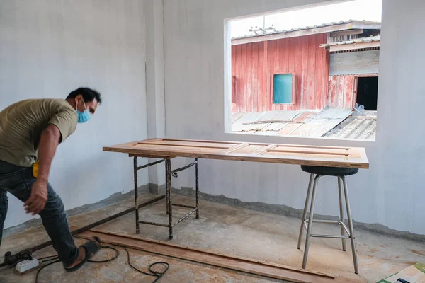 Tesař Pracuje Dřevěných Dveřích Novém Domě Budovy Interiéru Budovy — Stock fotografie