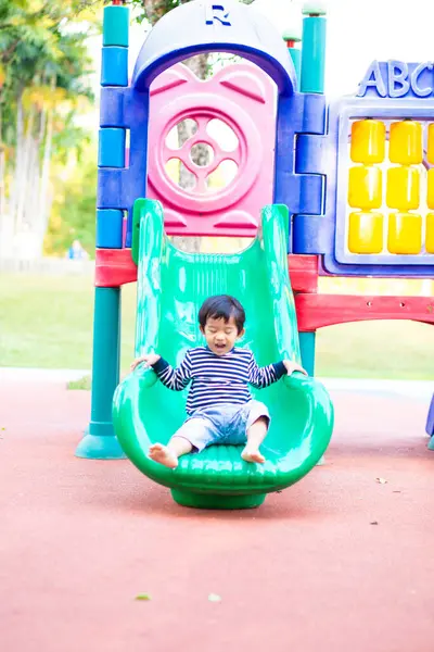Μικρό Ασιατικό Αγόρι Παίζει Υπαίθρια Παιδική Χαρά Slider Και Crimbing — Φωτογραφία Αρχείου