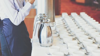 Sıcak kahve fincanı otel seminer salonu iş eğitiminde masanın üstünde.