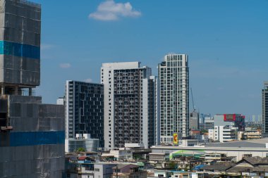 Mavi gökyüzü inşaat endüstrisine karşı vinçli yüksek bina inşaatı