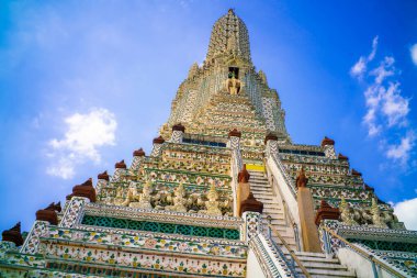 Bangkok güzel Wat Arun. Şafak vakti. Tayland 'da güzel gökyüzü manzaralı.