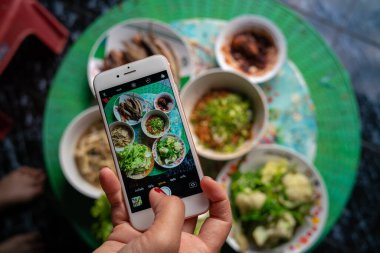 Geleneksel yerel kuzey Tayland yemekleri disk tepesinde karıştırın ve aşağı bakın