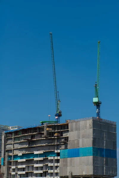 Строительная Площадка Высотное Здание Краном Против Голубого Неба Строительной Промышленности — стоковое фото