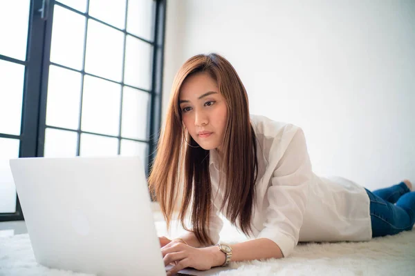 거실에 아시아 여자는 현대식 사무실 건물에서 노트북을 — 스톡 사진