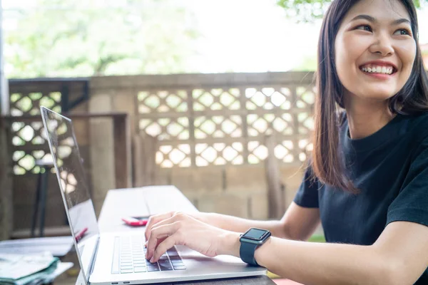 Kadını Internette Bilgisayarını Kullanıyor Restoranda Çalışıyor Gülümseyen Kadın — Stok fotoğraf