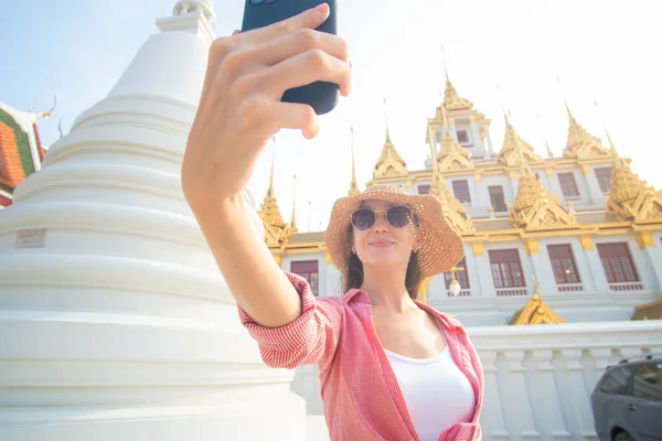 Zaino Donna Turistica Scattare Foto Con Samrtphone Mentre Viaggiava Buddha — Foto Stock