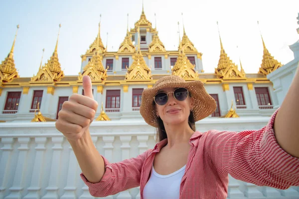 Batoh Turistické Žena Fotit Samrtphone Zatímco Travelin Buddha Chrám Prohlídka — Stock fotografie