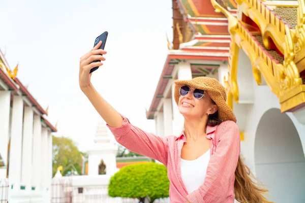 Mochila Turista Mujer Tomar Una Foto Con Samrtphone Mientras Viaja — Foto de Stock