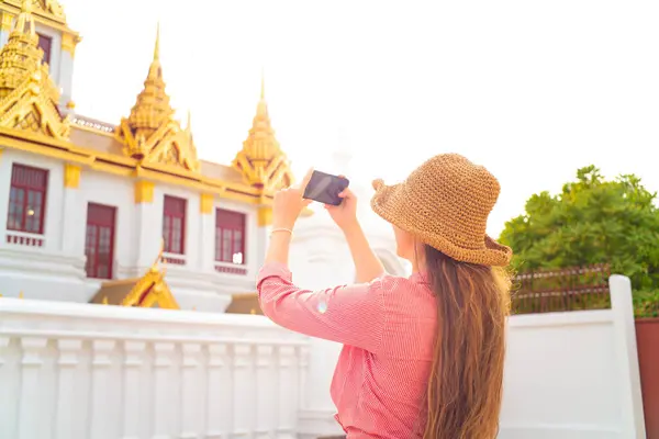 Hátizsák Turista Fotózni Samrtphone Míg Travelin Buddha Templom Városnézés Bangkok — Stock Fotó
