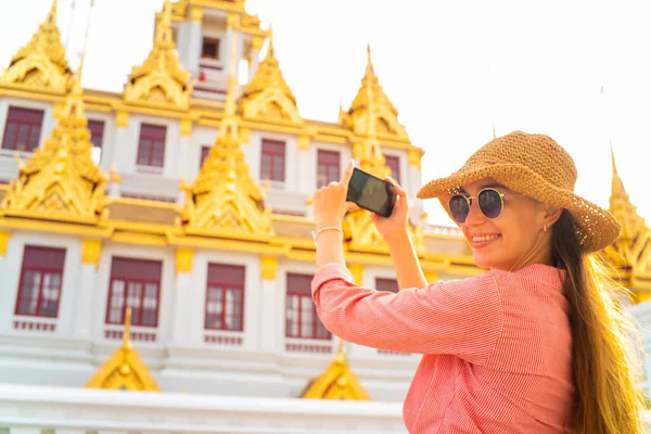 Sırt Çantalı Turist Kadın Bangkok Tayland Buda Tapınağı Gezerken Samrtphone — Stok fotoğraf