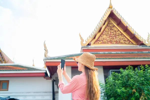 여행을 방콕의 여행을 폰으로 사진을 찍는다 — 스톡 사진