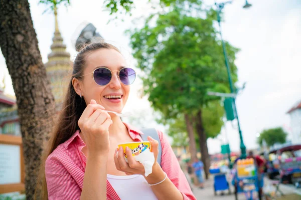 Mooie Vrouw Eten Ijs Straat Voedsel Tijdens Het Reizen Bangkok — Stockfoto