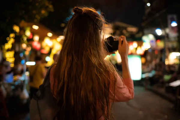 Traveller Backpack Woman Take Photo Yaowarat Street Night Traditional Asia — Stock Photo, Image