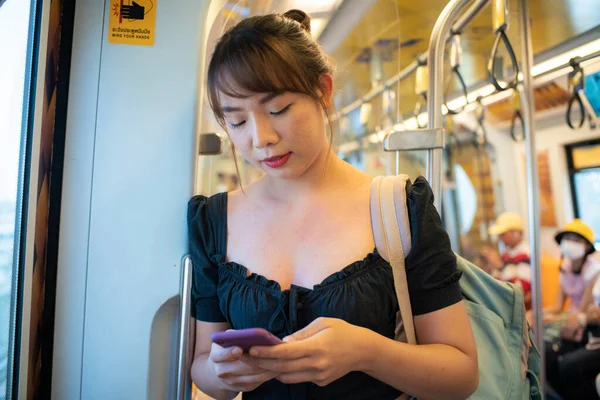 Красивая Азиатка Использующая Смартфон Поезде Метро — стоковое фото