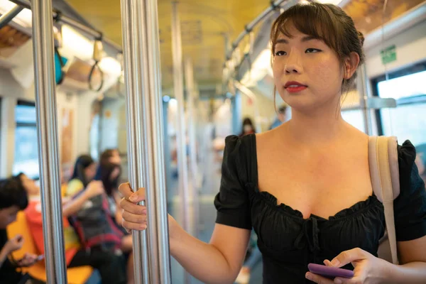 Krásná Asijské Žena Pomocí Smartphone Metro Vlak — Stock fotografie